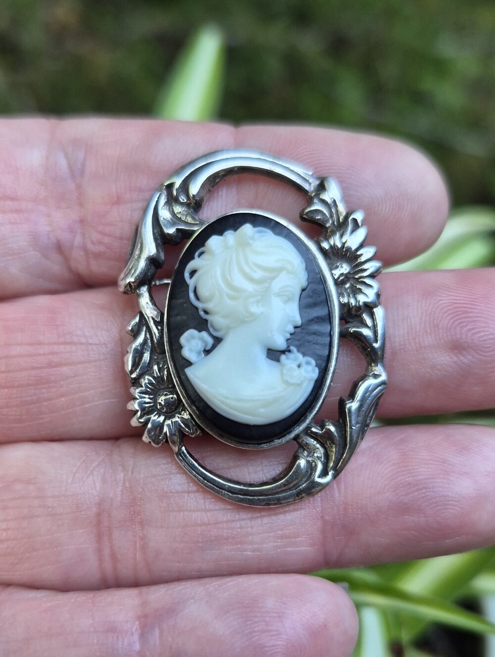 Jezlaine Cameo Black & White Floral Brooch Sterling 12.27g 1.5" Vintage 80s-90s